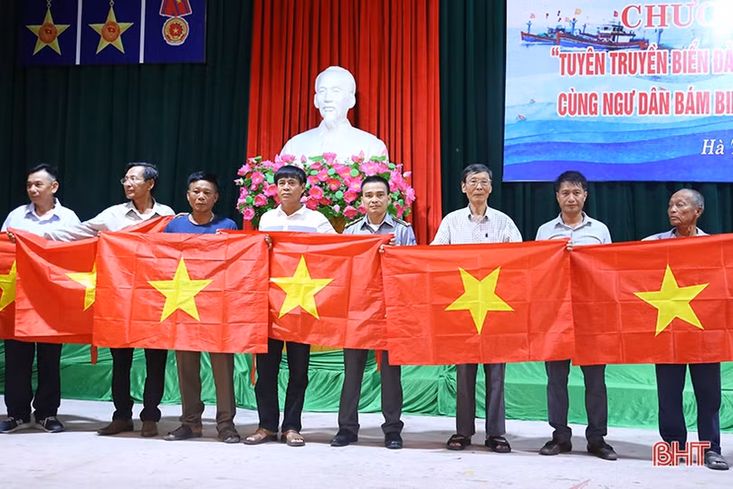 Trang bị kiến thức pháp lý cho cán bộ quản lý cảng cá, ngư dân ở Lộc Hà