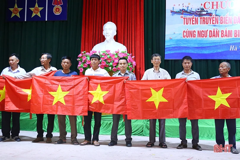 Trang bị kiến thức pháp lý cho cán bộ quản lý cảng cá, ngư dân ở Lộc Hà