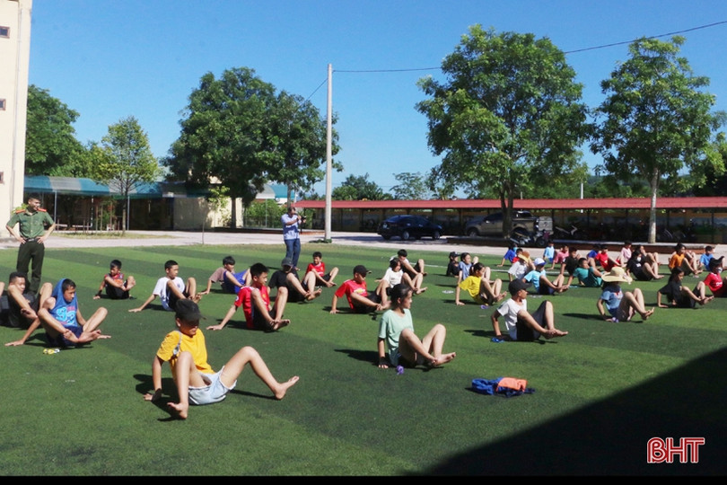 Dạy bơi miễn phí cho học sinh miền núi Vũ Quang