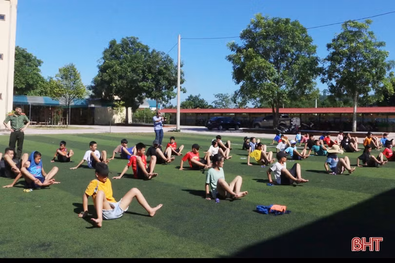 Dạy bơi miễn phí cho học sinh miền núi Vũ Quang