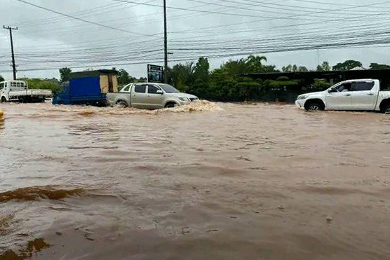 Mưa lớn làm ngập nhiều tuyến phố và nhà dân ở Thủ đô Vientiane, Lào