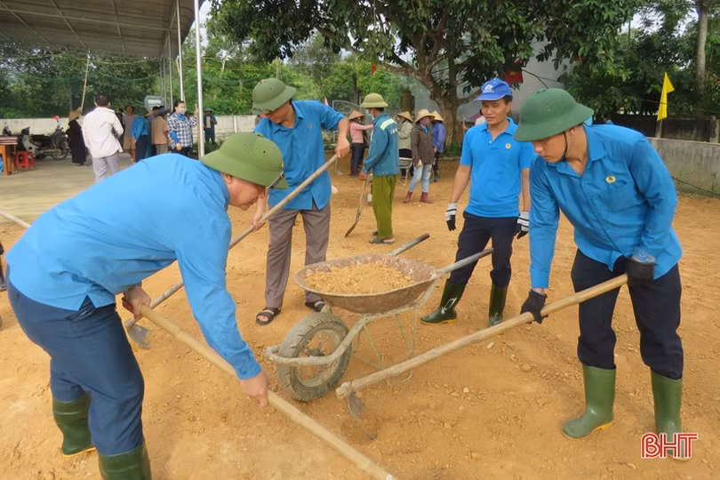 Cán bộ, đoàn viên chung sức hỗ trợ xã Điền Mỹ xây dựng nông thôn mới