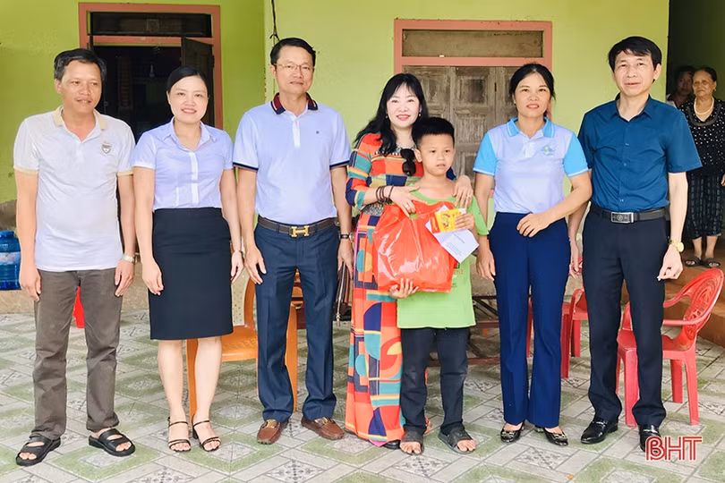 “Mẹ đỡ đầu” viết tiếp giấc mơ cho trẻ em khó khăn ở Hương Sơn