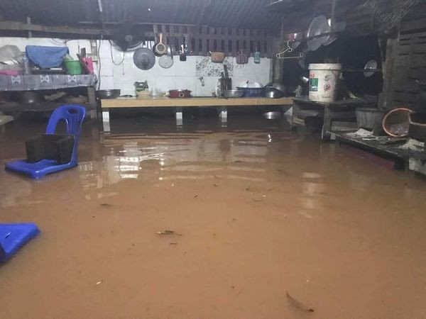 Mưa lớn làm ngập nhiều tuyến phố và nhà dân ở Thủ đô Vientiane, Lào