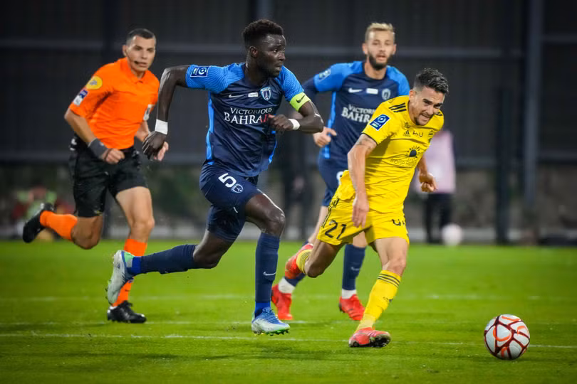 6 tiền vệ cạnh tranh với Quang Hải tại Pau