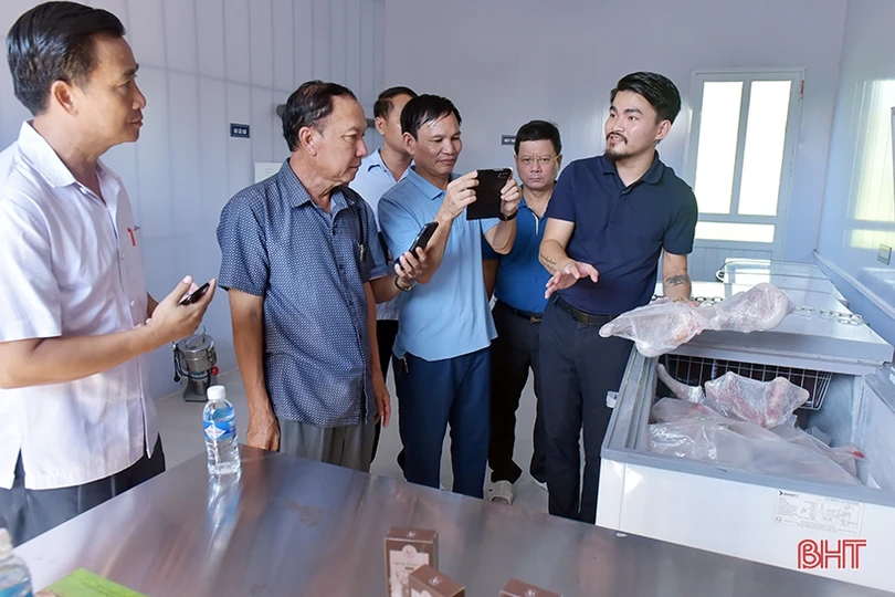 Đoàn công tác tỉnh Bôlykhămxay tham quan, học tập kinh nghiệm chăn nuôi hươu sao ở Hà Tĩnh