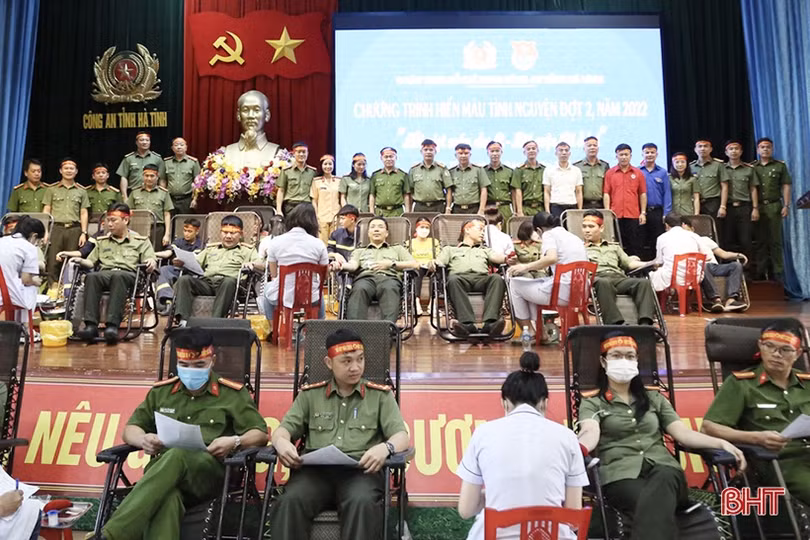 Giám đốc Công an Hà Tĩnh cùng 250 cán bộ, chiến sỹ tham gia hiến máu tình nguyện