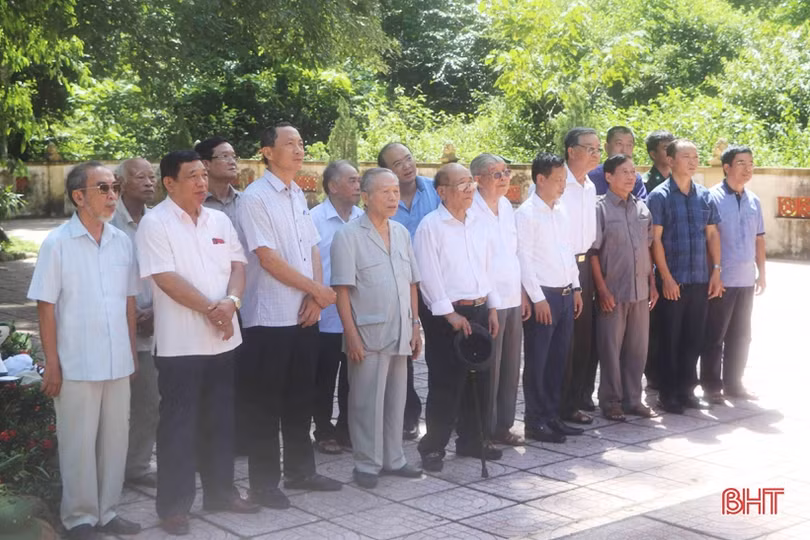 Đoàn nguyên lãnh đạo tỉnh Nghệ Tĩnh, Nghệ An đánh giá cao cách làm nông thôn mới ở Vũ Quang