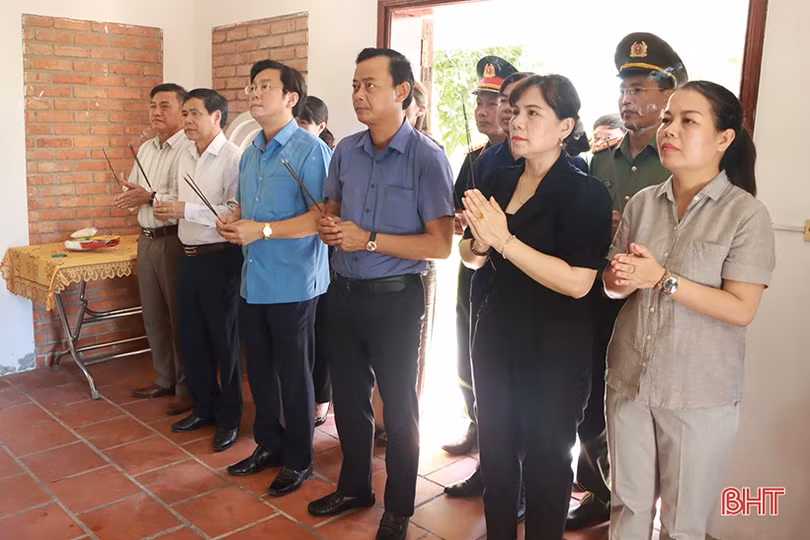 Lãnh đạo tỉnh dâng hương tưởng niệm cố Tổng Bí thư Hà Huy Tập