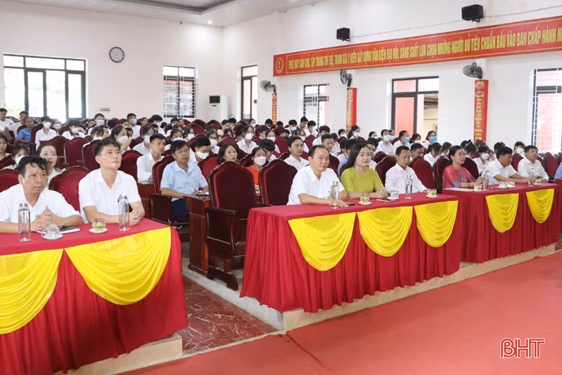 Vũ Quang tuyên dương học sinh giỏi, đạt kết quả cao kỳ thi tốt nghiệp THPT