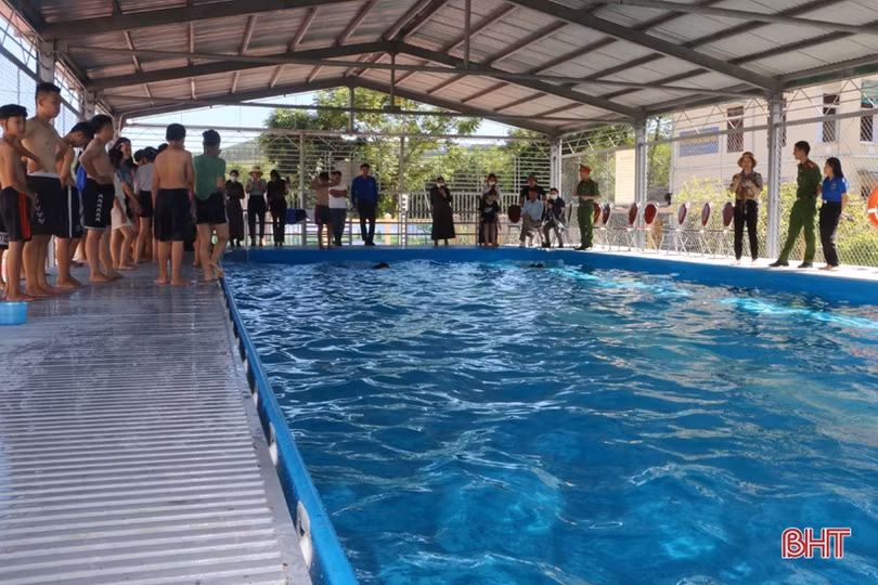 Dạy bơi miễn phí cho học sinh miền núi Vũ Quang