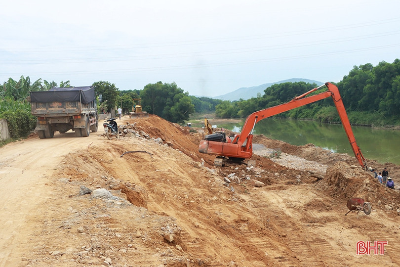 Gấp rút thi công các công trình phòng chống bão lụt tại Cẩm Xuyên ảnh 5 Gấp rút thi công các công trình phòng chống bão lụt tại Cẩm Xuyên