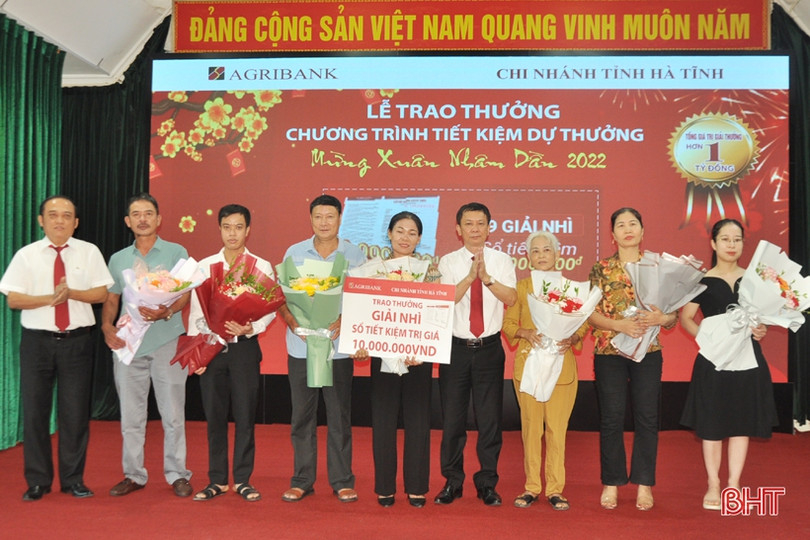 Agribank Chi nhánh tỉnh Hà Tĩnh trao Hyundai Kona cho khách hàng trúng thưởng