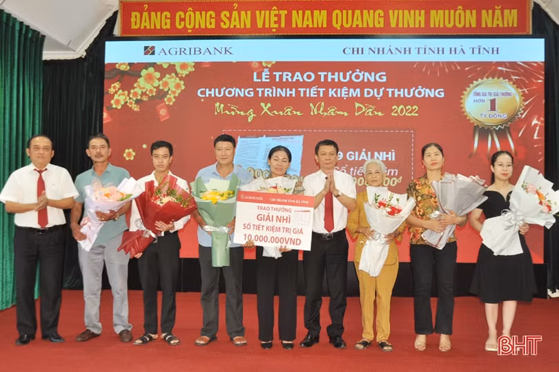 Agribank Chi nhánh tỉnh Hà Tĩnh trao Hyundai Kona cho khách hàng trúng thưởng