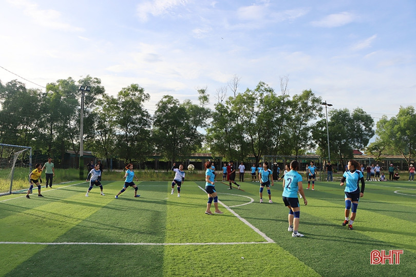 Đầy ắp tiếng cười tại giải bóng đá nữ huyện Cẩm Xuyên