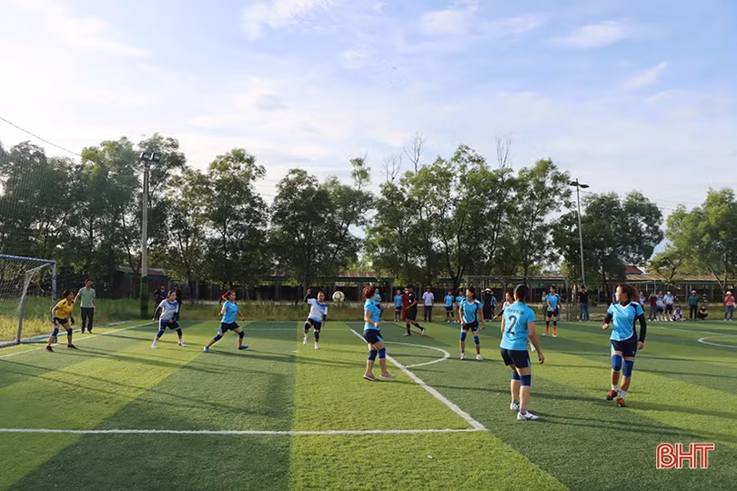Đầy ắp tiếng cười tại giải bóng đá nữ huyện Cẩm Xuyên
