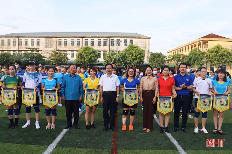 Đầy ắp tiếng cười tại giải bóng đá nữ huyện Cẩm Xuyên