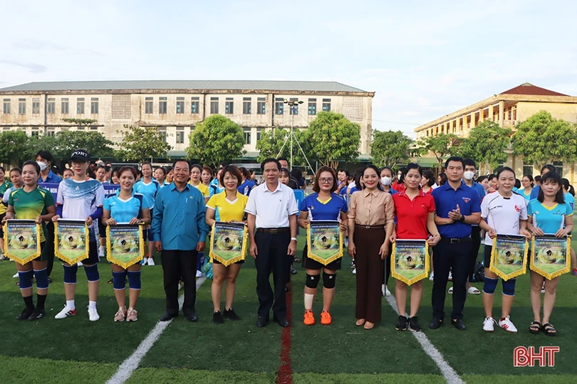 Đầy ắp tiếng cười tại giải bóng đá nữ huyện Cẩm Xuyên