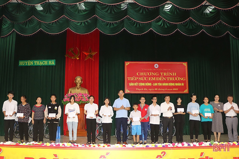 “Tiếp sức em tới trường”, trao 10 xe đạp và 23 suất quà cho học sinh nghèo tại Thạch Hà
