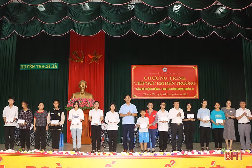 “Tiếp sức em tới trường”, trao 10 xe đạp và 23 suất quà cho học sinh nghèo tại Thạch Hà