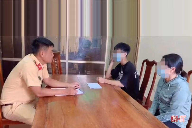 Công an TX Hồng Lĩnh xử phạt thiếu niên “bốc đầu” xe máy trên đường đô thị