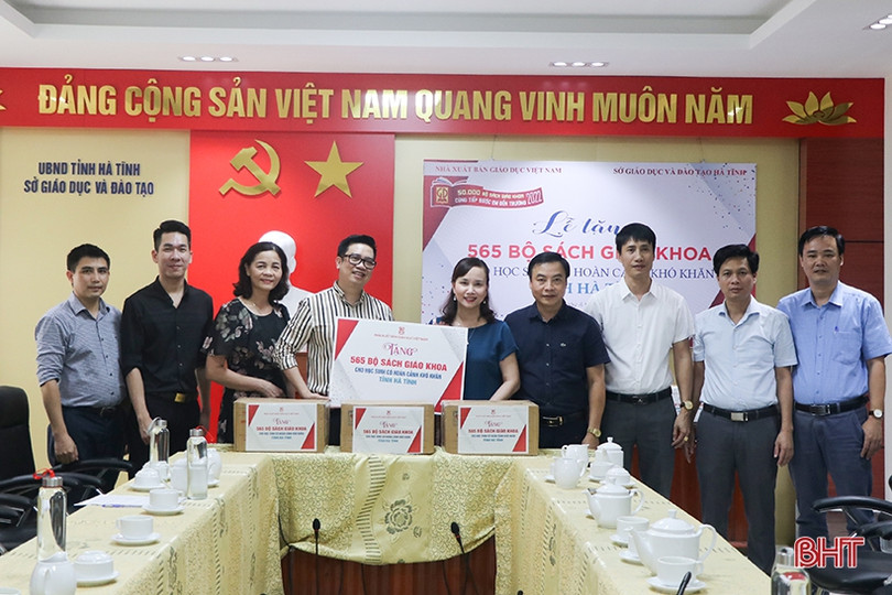 Trao tặng 565 bộ sách giáo khoa cho học sinh Hà Tĩnh có hoàn cảnh khó khăn