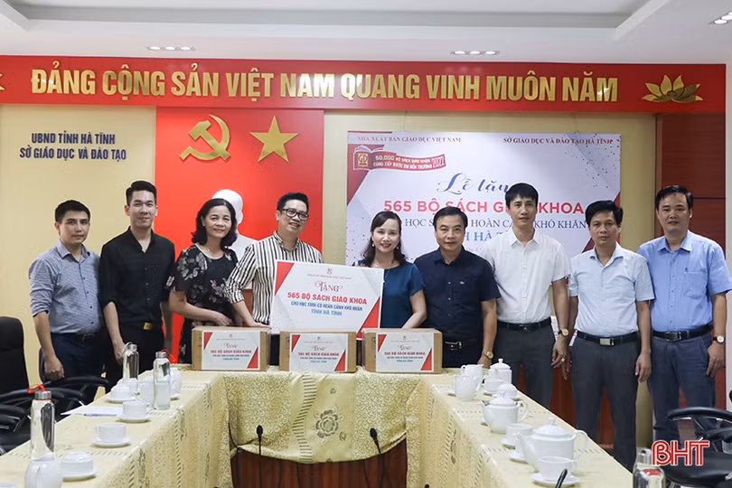 Trao tặng 565 bộ sách giáo khoa cho học sinh Hà Tĩnh có hoàn cảnh khó khăn