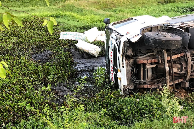 Xe tải lật nghiêng bên đường tránh QL 1 ở Hà Tĩnh