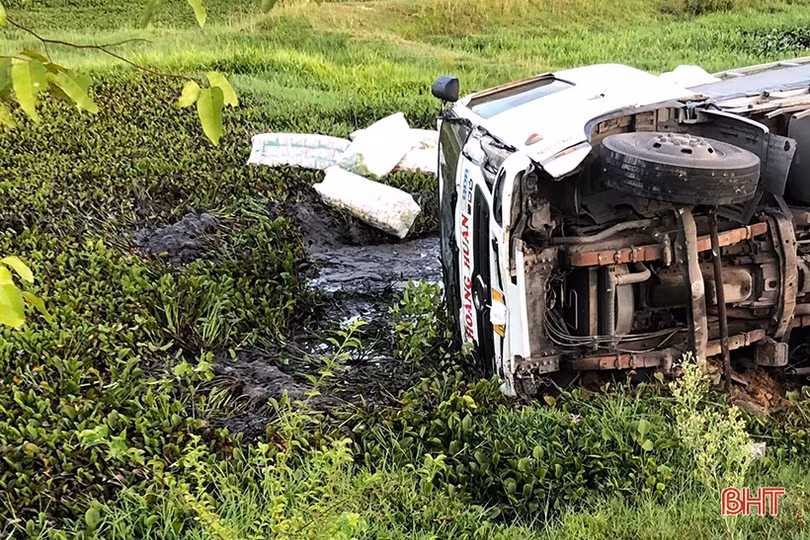 Xe tải lật nghiêng bên đường tránh QL 1 ở Hà Tĩnh