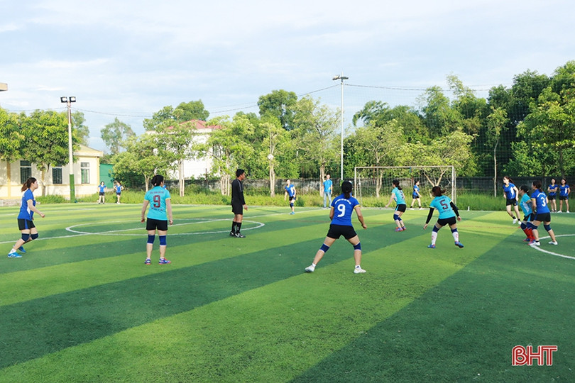 Đầy ắp tiếng cười tại giải bóng đá nữ huyện Cẩm Xuyên