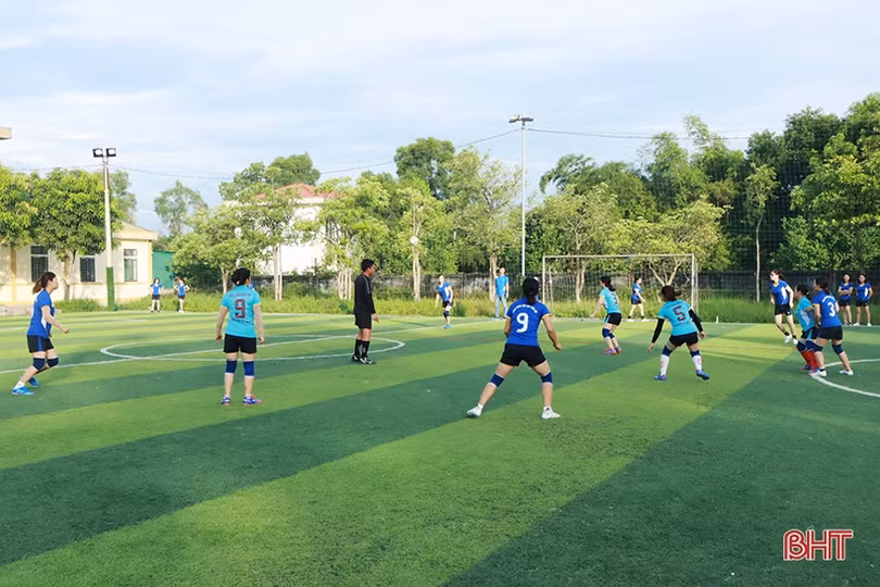 Đầy ắp tiếng cười tại giải bóng đá nữ huyện Cẩm Xuyên