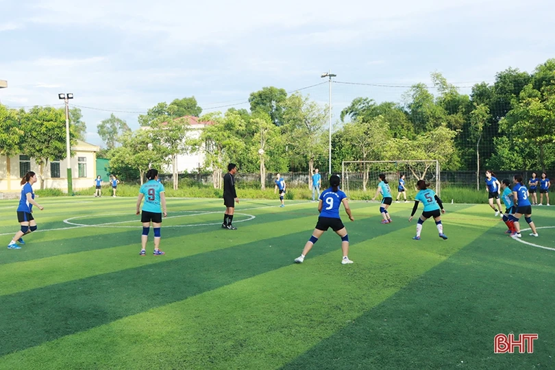 Đầy ắp tiếng cười tại giải bóng đá nữ huyện Cẩm Xuyên