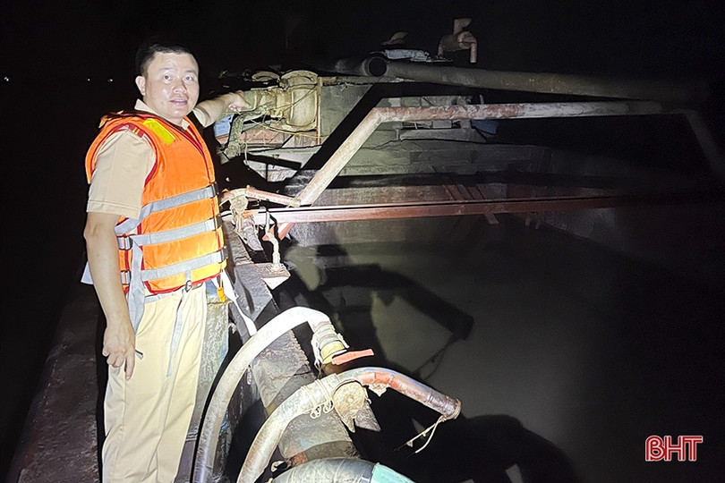 Bắt quả tang sà lan khai thác cát trái phép trên sông Lam 