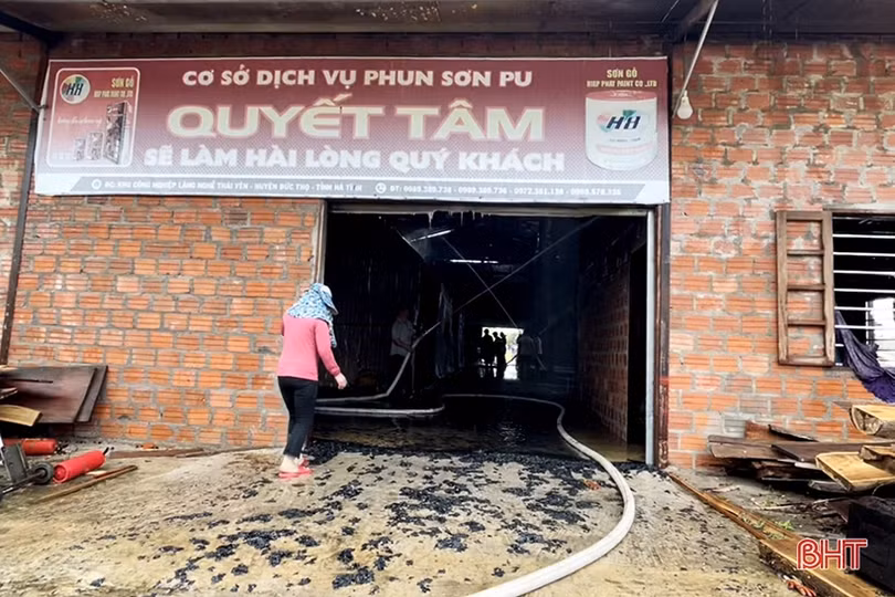 Kịp thời khống chế vụ cháy xưởng phun sơn ở làng nghề mộc lớn nhất Hà Tĩnh