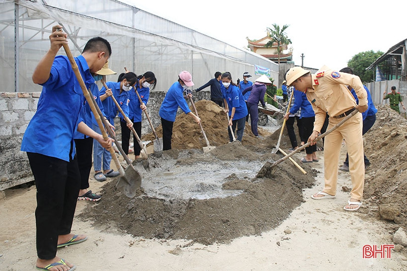 Bí thư Trung ương Đoàn Ngô Văn Cương tham gia hoạt động hỗ trợ xã Thạch Lạc xây dựng NTM nâng cao