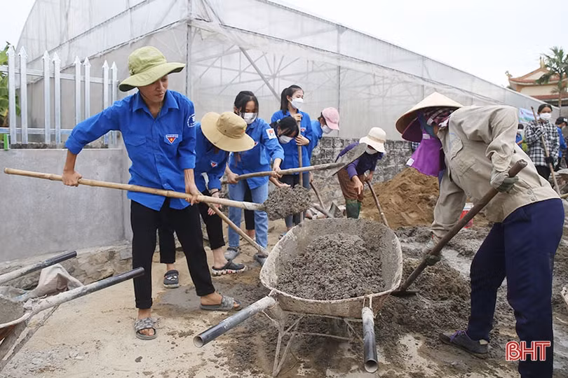 Bí thư Trung ương Đoàn Ngô Văn Cương tham gia hoạt động hỗ trợ xã Thạch Lạc xây dựng NTM nâng cao