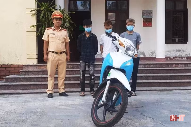 Công an TX Hồng Lĩnh xử phạt thiếu niên “bốc đầu” xe máy trên đường đô thị