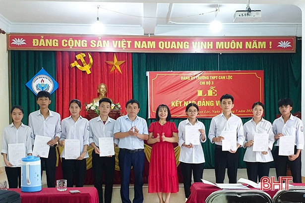 27 học sinh ưu tú của Can Lộc vinh dự đứng vào hàng ngũ của Đảng 