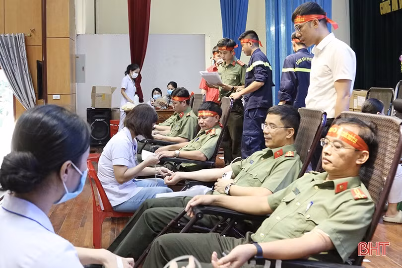 Giám đốc Công an Hà Tĩnh cùng 250 cán bộ, chiến sỹ tham gia hiến máu tình nguyện