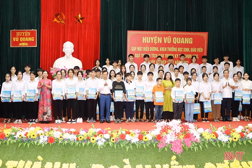 Vũ Quang tuyên dương học sinh giỏi, đạt kết quả cao kỳ thi tốt nghiệp THPT