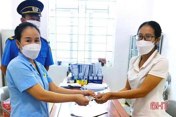 Nữ hộ lý Trung tâm Y tế TX Hồng Lĩnh nhặt được tiền rơi tìm người trả lại