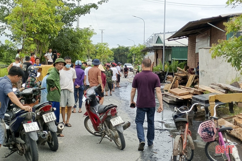 Kịp thời khống chế vụ cháy xưởng phun sơn ở làng nghề mộc lớn nhất Hà Tĩnh