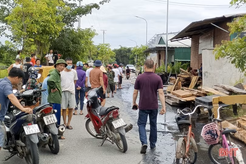 Kịp thời khống chế vụ cháy xưởng phun sơn ở làng nghề mộc lớn nhất Hà Tĩnh