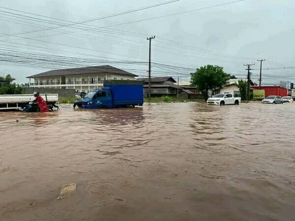 Mưa lớn làm ngập nhiều tuyến phố và nhà dân ở Thủ đô Vientiane, Lào