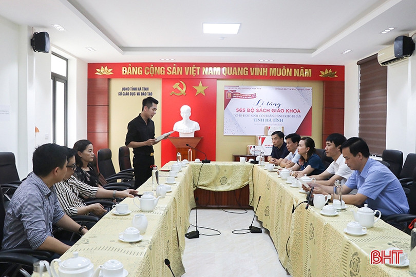 Trao tặng 565 bộ sách giáo khoa cho học sinh Hà Tĩnh có hoàn cảnh khó khăn