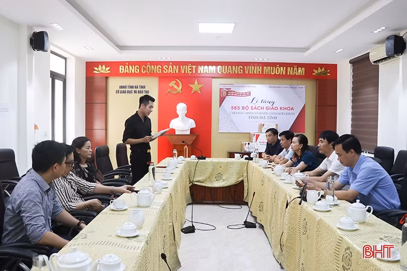 Trao tặng 565 bộ sách giáo khoa cho học sinh Hà Tĩnh có hoàn cảnh khó khăn