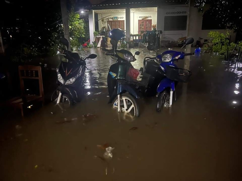 Mưa lớn làm ngập nhiều tuyến phố và nhà dân ở Thủ đô Vientiane, Lào