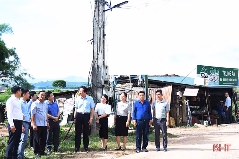 Ban Dân vận Tỉnh ủy cùng các đơn vị tích cực hỗ trợ xã biên giới Hương Khê xây dựng nông thôn mới