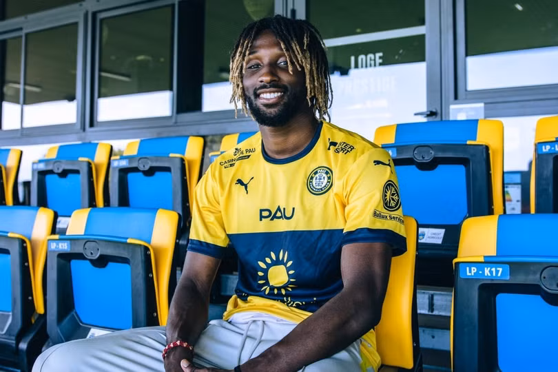 6 tiền vệ cạnh tranh với Quang Hải tại Pau