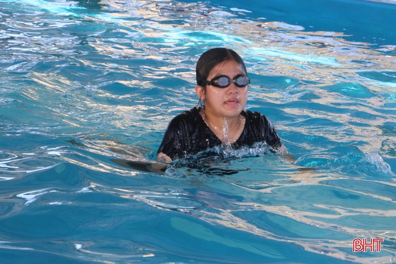 Dạy bơi miễn phí cho học sinh miền núi Vũ Quang